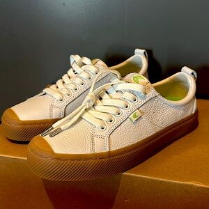 Cariuma sneakers- never worn
